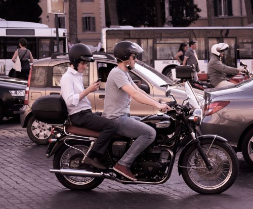 Bei der Spritztour mit dem Motorrad oder beim Spaziergehen: wählen ist überall und jederzeit möglich