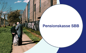 EVKW (2) Logo der Pensionskasse SBB in weißer Bubble, daneben Szene eines Seniorenpaares, die mit dem Rücken zur Kamera gewandt spazieren