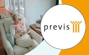 EVKW (3) Logo der Pensionskasse Previs in weißer Bubble, daneben Szene einer Seniorin, die auf ihrem Smartphone liest