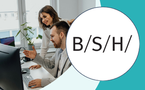 EVKW (4) Logo der BSH in weißer Bubble, daneben Szene im Büro: Mann bekommt Hilfe von Frau mit Inhalten am Bildschirm, während er an seinem Tisch sitzt