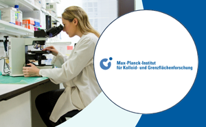 FDP NRW (11) Logo des Max-Plank-Instituts für Kolloid- und Grenzflächenforschung, daneben Bild einer Forscherin an einem elektrischen Mikroskop sitzend