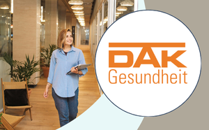 FDP NRW (13) Logo der DAK Gesundheit in weißer Bubble, daneben Szene einer Frau, die durch einen hellen, warmen Gang tritt