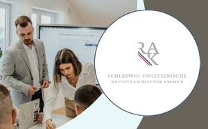 FDP NRW (14) Logo der Schleswig-Holsteinischen Rechtsanwaltskammer in weißer Bubble, daneben Szene in einem Büro: Ein Mann und eine Frau besprechen mit einer dritten, sitzenden Person die Inhalte, die auf dem Tisch zwischen ihnen liegen