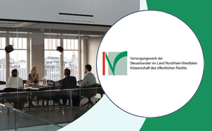 FDP NRW (15) Logo des Versorgungswerks für Steuerberater im Land Nordrhein-Westfalen in weißer Bubble, daneben Szene in einem Büro: Gruppe an Menschen bespricht sich an einem langen Tisch