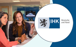 FDP NRW (16) Logo der IHK Hessische und Hand in weißer Bubble, daneben zwei Frauen, die sich in einem Büro-Setting über etwas außer Sichtweite unterhalten