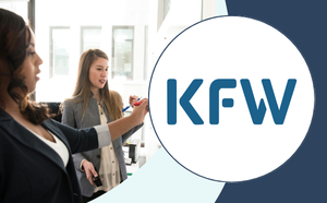 FDP NRW (18) Logo des KFW in weißer Bubble, daneben Szene im Büro: Kollegin erklärt anderer Kollegin die Inhalte eines Whiteboards außer Sichtweite