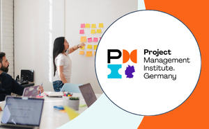 FDP NRW (3) Logo des Project Management Institutes in weißer Bubble, daneben Szene in Büro: Frau erklärt Gruppe Struktur von Post-Its an der Wand vor ihr