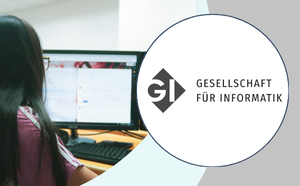 FDP NRW (4) Logo der Gesellschaft für Informatik in weißer Bubble, daneben Szene einer Frau, die Code am Computer schreibt