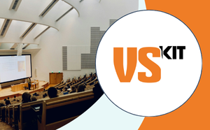 FDP NRW (5) Logo der VS Kit in einer weißen Bubble, daneben Innenansicht eines Hörsaals – Verlinkung zum Erfahrungsbericht