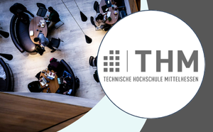 FDP NRW (6) Logo der THM in einer weißen Bubble, daneben Vogelblick auf Studierende in Sitzgruppen an Tischen