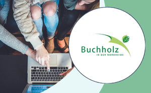 FDP NRW (8) Logo der Gemeinde Buchholz in der Nordheide in weißer Bubble, daneben Szene von Teenagern, die gemeinsam an einem Laptop arbeiten