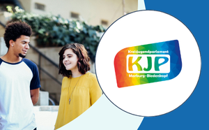 FDP NRW (9) Logo des KJP Marburg-Bindenhopf in weißer Bubble, daneben Ansicht zweier Teenager, die miteinander sprechen