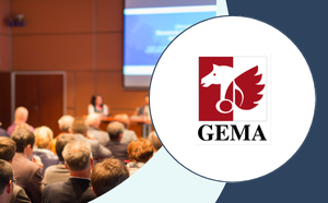 Kopie_Test Laura 1 (4) Logo der GEMA in weißer Bubble, daneben Szene einer Versammlung mit einer Präsentation, die hinter mehrere Speaker:innen projiziert wird