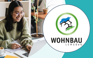 Wohnbau Lemgo Logo der Lotsenbruederschaft Elbe in weißer Bubble, daneben Ansicht eines Schiffs im Meer