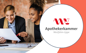 Apothekerkammer Westfalen-Lippe Logo des Versorgungswerks für Steuerberater im Land Nordrhein-Westfalen in weißer Bubble, daneben Szene in einem Büro: Gruppe an Menschen bespricht sich an einem langen Tisch