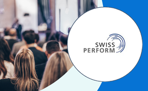 swissperform Logo der GEMA in weißer Bubble, daneben Szene einer Versammlung mit einer Präsentation, die hinter mehrere Speaker:innen projiziert wird